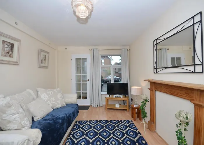 Bright Stylish 2 Bedroom Garden Apartment South Belfast Close To Everything